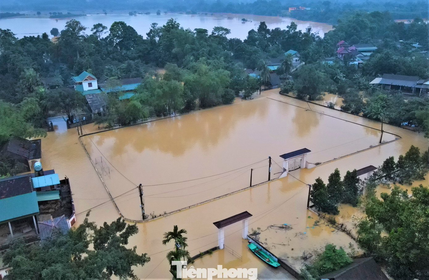 Lãnh đạo UBND xã Hà Linh cho biết, mưa lũ gây ngập 78 hộ dân, 168 hộ nước vào vườn; nhiều tuyến đường liên thôn, liên xã bị ngập, cô lập một số khu vực. Mưa lũ cũng làm 1 người chết, 1 người mất tích, địa phương đang phối hợp ngành chức năng tìm kiếm nạn nhân.