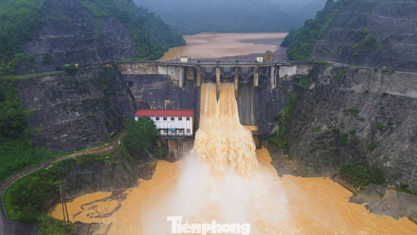 Mưa lớn nhiều ngày qua khiến Nhà máy Thủy điện Hố Hô phải xả tràn với lưu lượng lớn nhất hơn 1.700m3/s. Đến nay xả còn 253 m3/s.