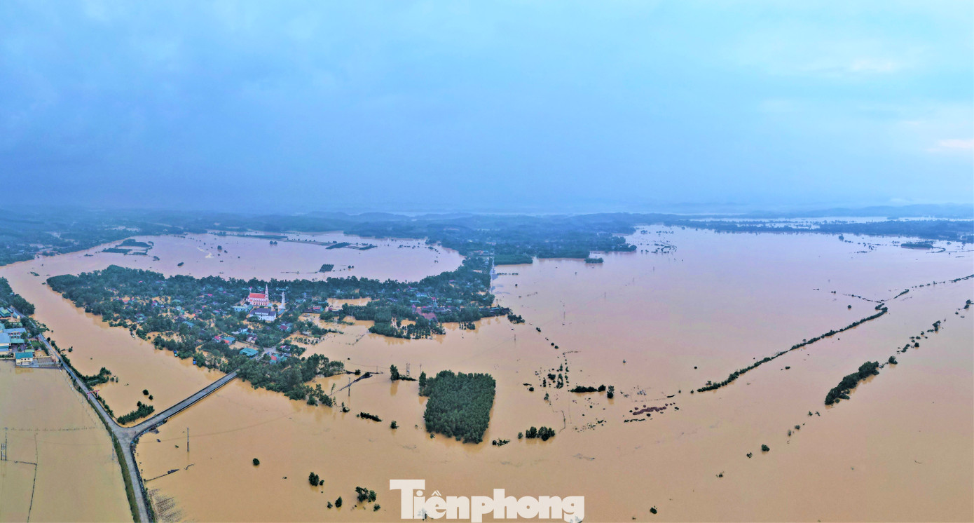 Đến chiều 31/10, nước trên các sông rút chậm khiến nhiều xã ở huyện Hương Khê (Hà Tĩnh) vẫn ngập trong nước lũ.