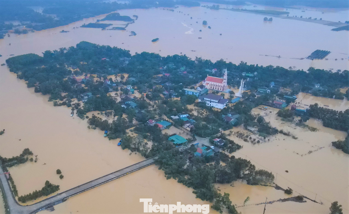 Mưa lũ cũng khiến nhiều công trình hạ tầng xói lở, bờ sông qua nhiều xã sạt lở cùng nhiều tuyến đường ngập sâu, cô lập các thôn, xóm. Trong ảnh là hàng chục hộ dân ở thôn 4, xã Hà Linh, nằm cạnh sông Ngàn Sâu bị ngập trong lũ, sâu hơn 1m.