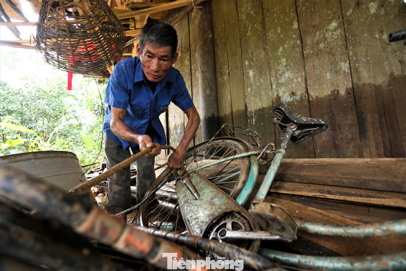 Ông Nguyễn Xuân Dị (62 tuổi, trú xã Lộc Yên) cho biết: “Mưa lớn kéo dài cùng việc thủy điện xả lũ nên nước lên nhanh, gia đình chỉ kịp chằng buộc một số đồ dùng để hạn chế bị lũ cuốn trôi”.