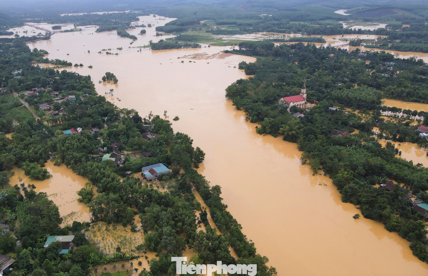 Tại xã Lộc Yên (huyện Hương Khê), mưa lũ khiến hơn 1.200 hộ dân bị nước vào vườn, 551 hộ nước vào nhà, độ sâu hơn 1m.