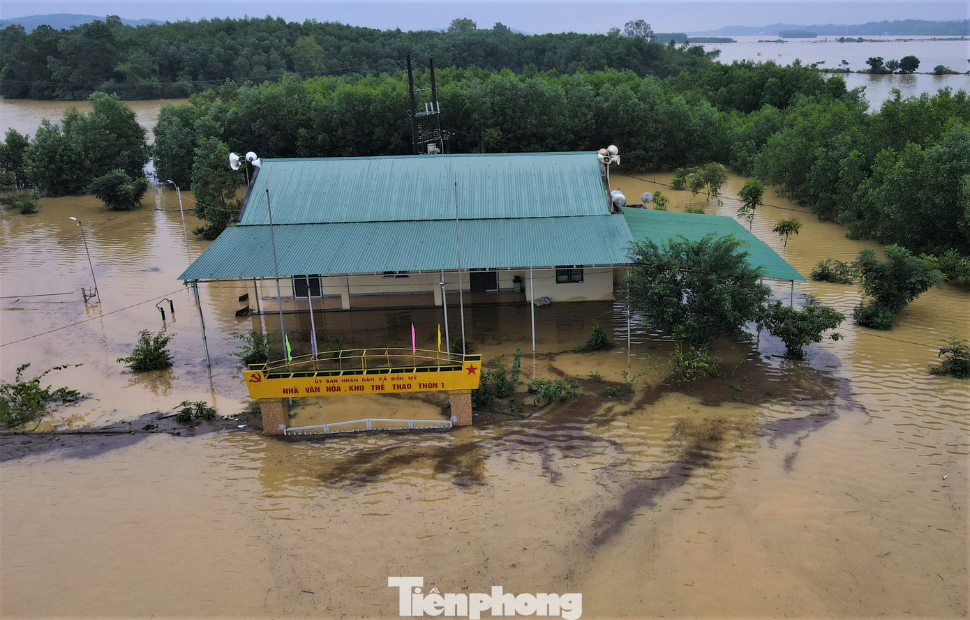 Trao đổi với PV báo Tiền Phong, ông Phan Kỳ - Phó Chủ tịch UBND huyện Hương Khê cho biết, đến chiều 31/10, nước lũ trên các sông bắt đầu rút chậm. Địa phương đang cùng người dân theo dõi diễn biến mưa lũ để khắc phục thiệt hại, xử lý môi trường sau khi lũ rút. Trong ảnh là hội trường thôn, khu thể thao bị ngập sâu.