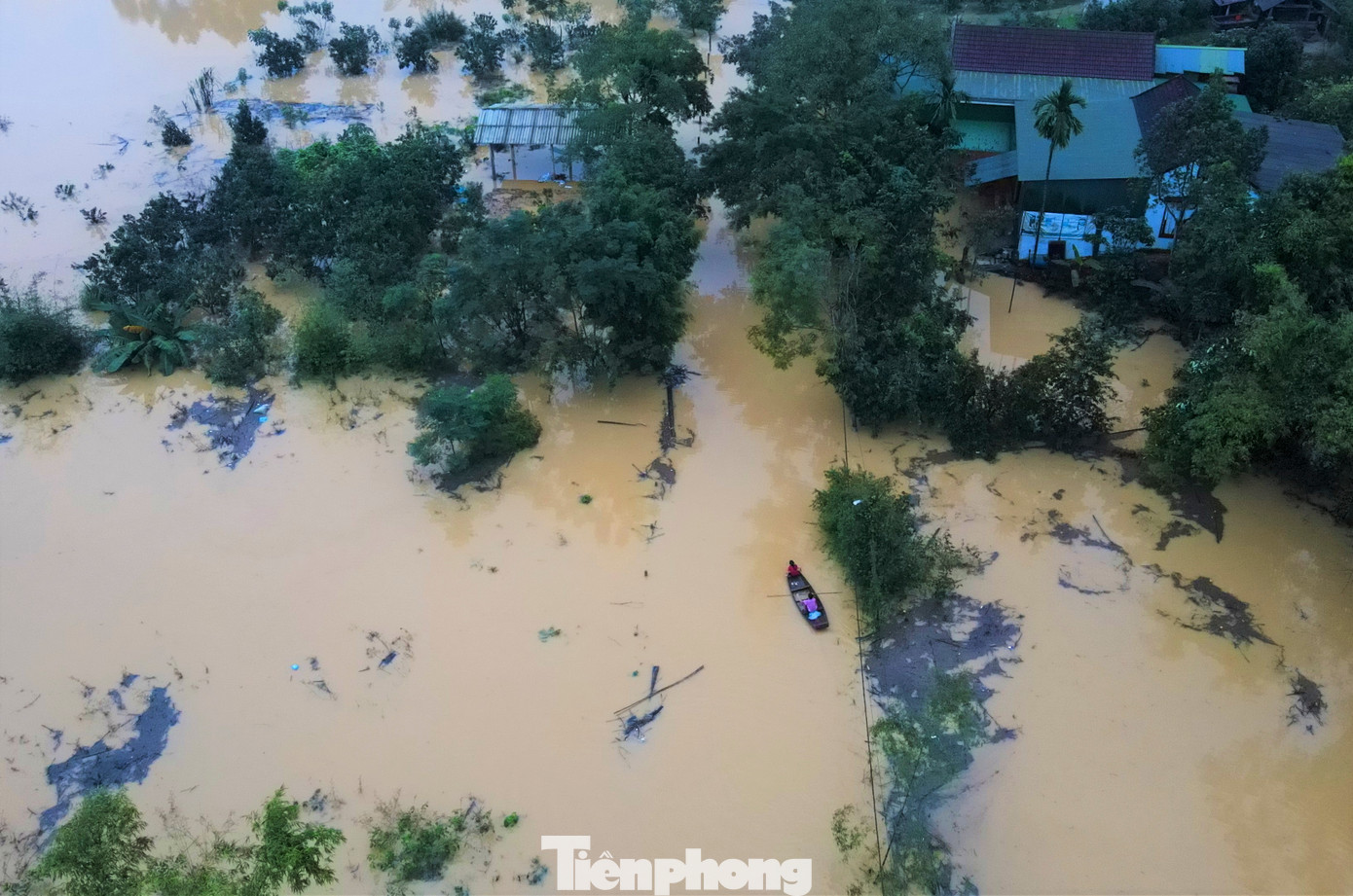Lãnh đạo UBND xã Hà Linh cho biết, mưa lũ gây ngập 78 hộ dân, 168 hộ nước vào vườn; nhiều tuyến đường liên thôn, liên xã bị ngập, cô lập một số khu vực. Mưa lũ cũng làm 1 người chết, 1 người mất tích, địa phương đang phối hợp ngành chức năng tìm kiếm nạn nhân.