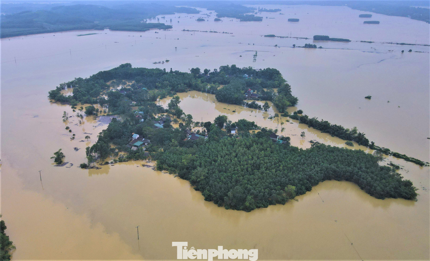 Mưa lũ cũng khiến nhiều thôn, xóm thuộc xã Điền Mỹ (huyện Hương Khê) bị ngập sâu hoặc cô lập với bên ngoài.