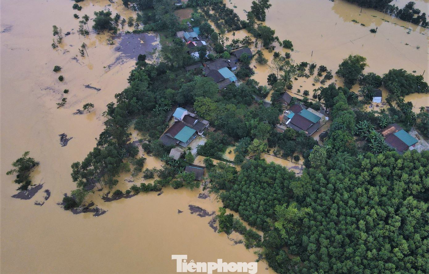 Nhiều vùng trở thành ốc đảo, bốn bề mênh mông nước lũ.