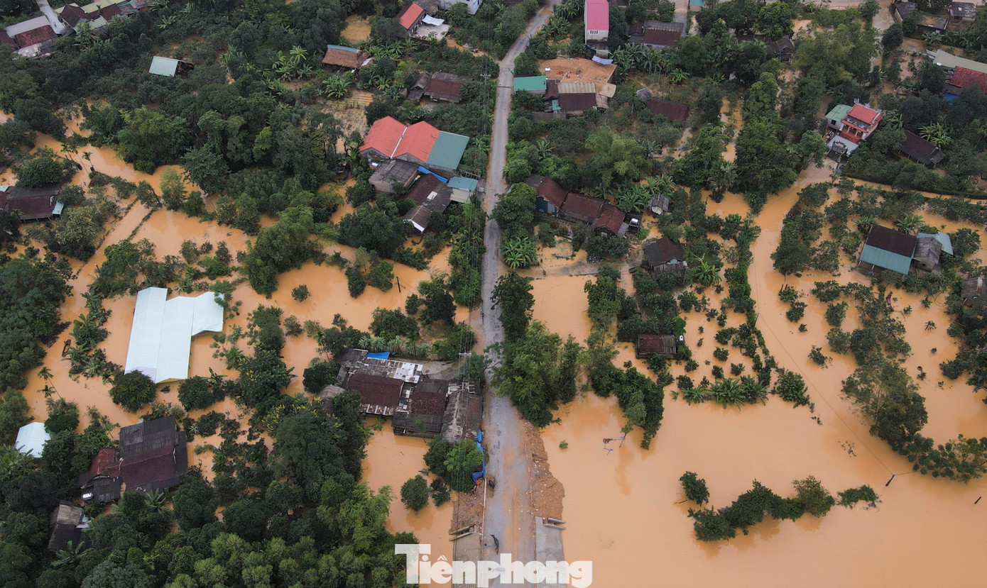 "Nước lũ trên địa bàn cơ bản đã rút, xã huy động lực lượng cùng người dân chủ động nước rút đến đâu, dọn dẹp đến đó”, ông Nguyễn Văn Hưng - Chủ tịch UBND xã Lộc Yên cho hay.