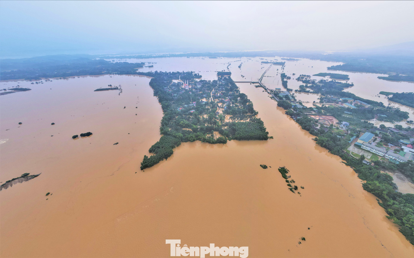 Theo báo cáo của UBND huyện Hương Khê, mưa lũ từ ngày 29 đến 31/10 đã làm ngập gần 2.400 hộ dân nước vào vườn. Trong đó hơn 980 hộ nước vào nhà ở; 8 trường học bị ngập; 27 hội quán thôn; 3 trạm y tế; 2 bưu điện cùng gần 30ha diện tích cây trồng vụ đông bị ngập.