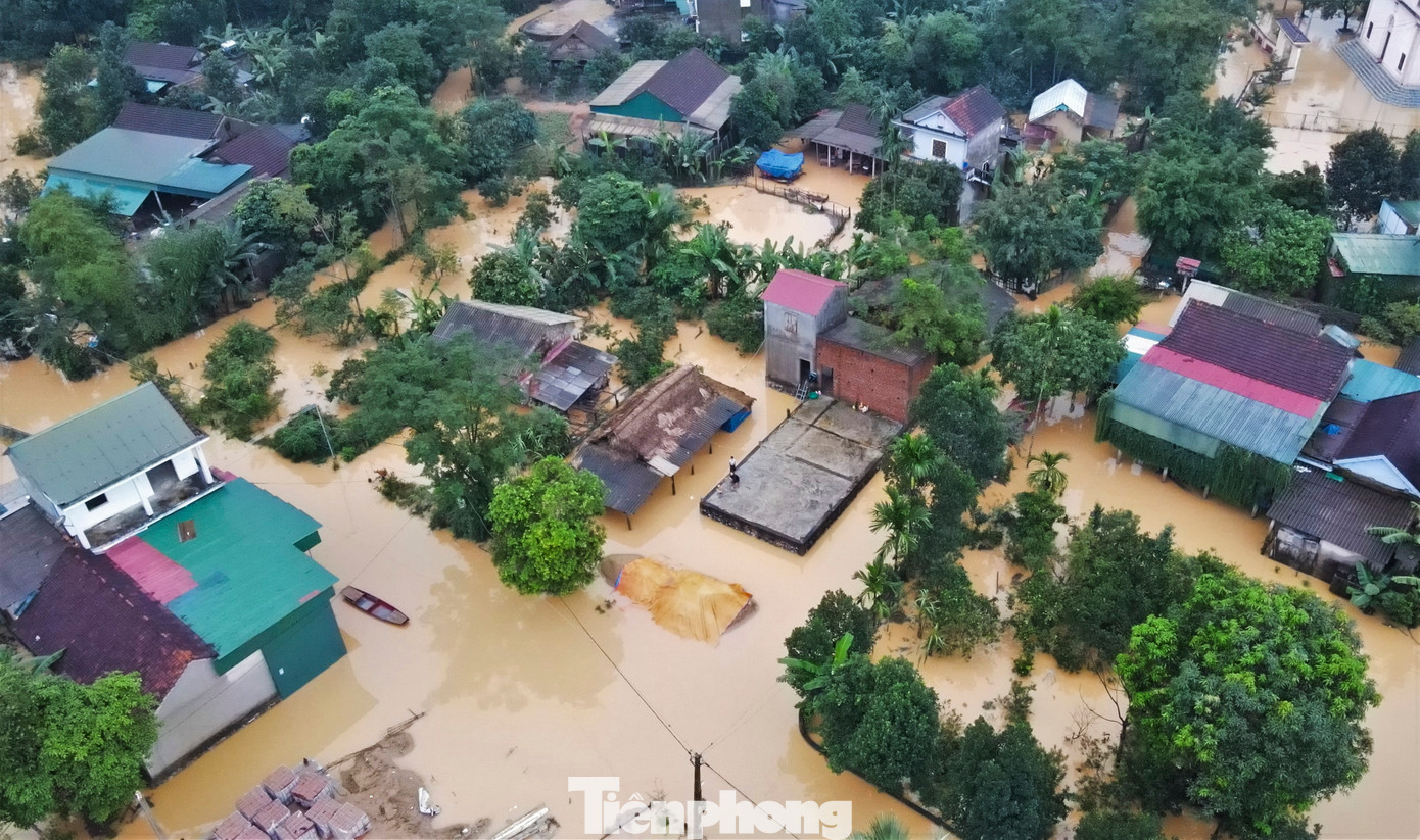 Nhiều vùng trở thành ốc đảo, bốn bề mênh mông nước lũ.