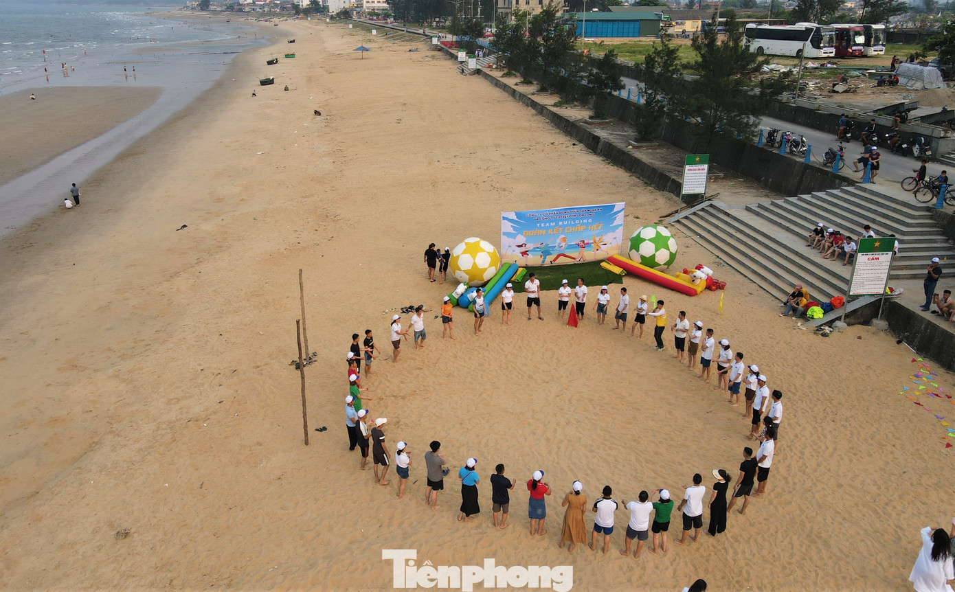Nhiều nhóm du khách thường đến bãi biển Thiên Cầm tổ chức Teambulding, vui chơi, ăn uống.