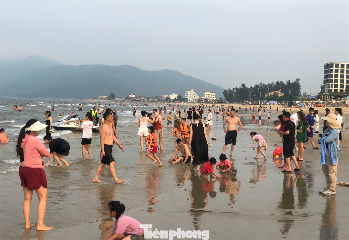 Theo Ban quản lý Khu du lịch Thiên Cầm, dịp cuối tuần nắng nóng gay gắt nên du khách đến biển đông, ước tính hàng chục nghìn lượt.