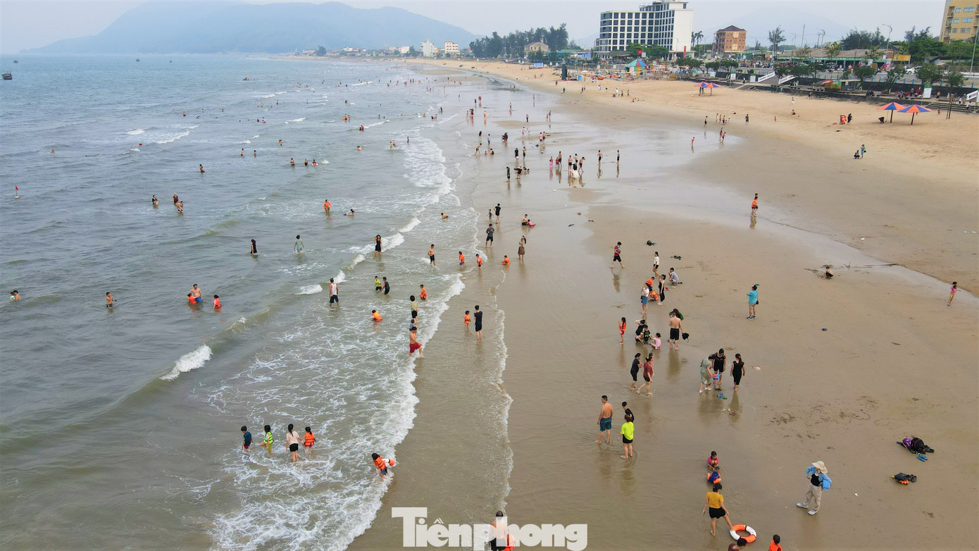 Những ngày qua, thời tiết oi bức, nắng nóng nên mỗi buổi chiều, hàng nghìn du khách trong và ngoài tỉnh đã đến biển Thiên Cầm vui chơi, tắm giải nhiệt.