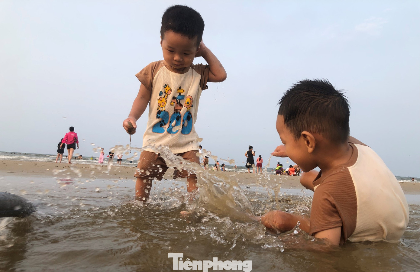 Các em nhỏ thích thú dựng lâu đài, nô đùa trên bãi cát phẳng và hòa mình vào làn nước biển cùng người lớn.