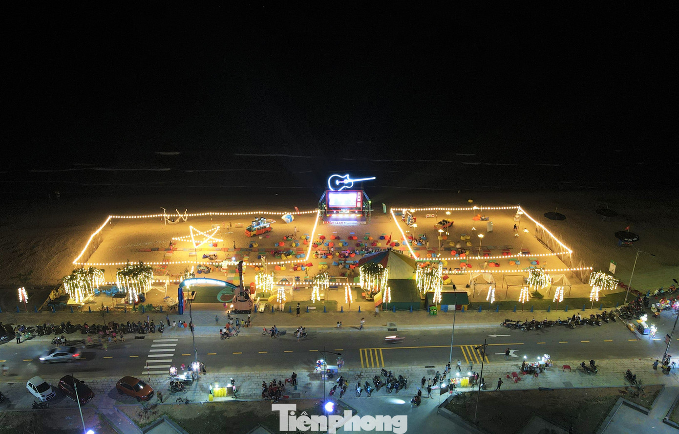 Về đêm, khu vực bãi biển có các địa điểm vui chơi, giải trí cho du khách.