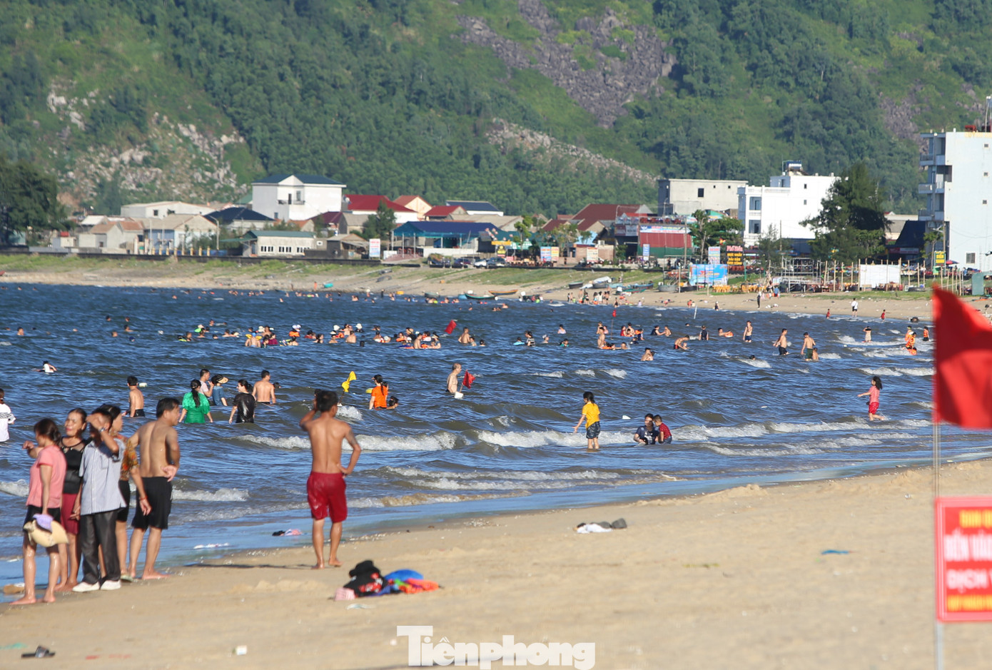 Bãi cát phẳng, làn nước mát và sóng nhẹ nên bãi biển Thiên Cầm được đánh giá là một trong những bãi tắm đẹp nhất miền Trung.