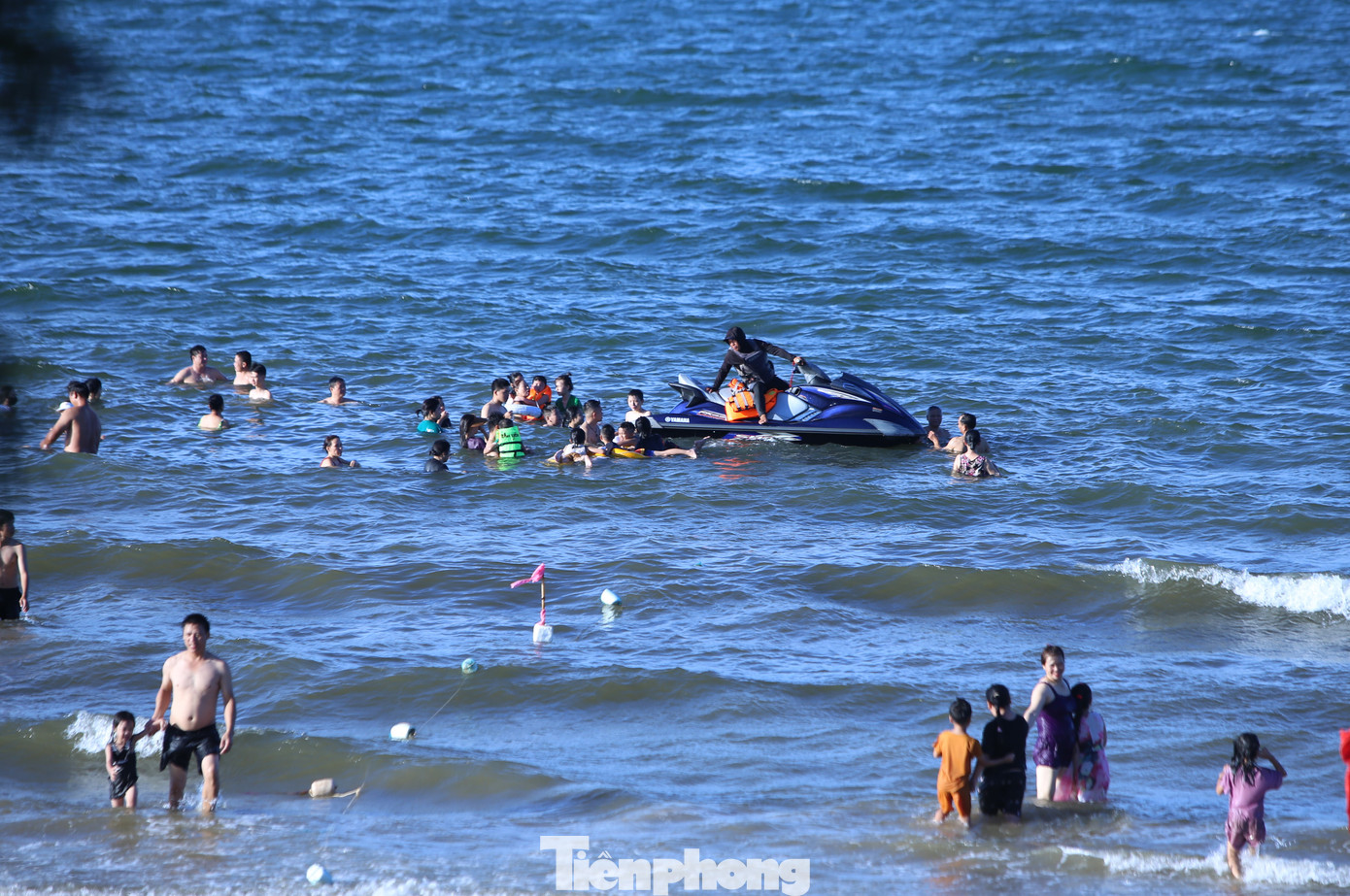 Du khách còn có thể trải nghiệm dịch vụ môtô nước với giá 300.000 đồng mỗi lượt.