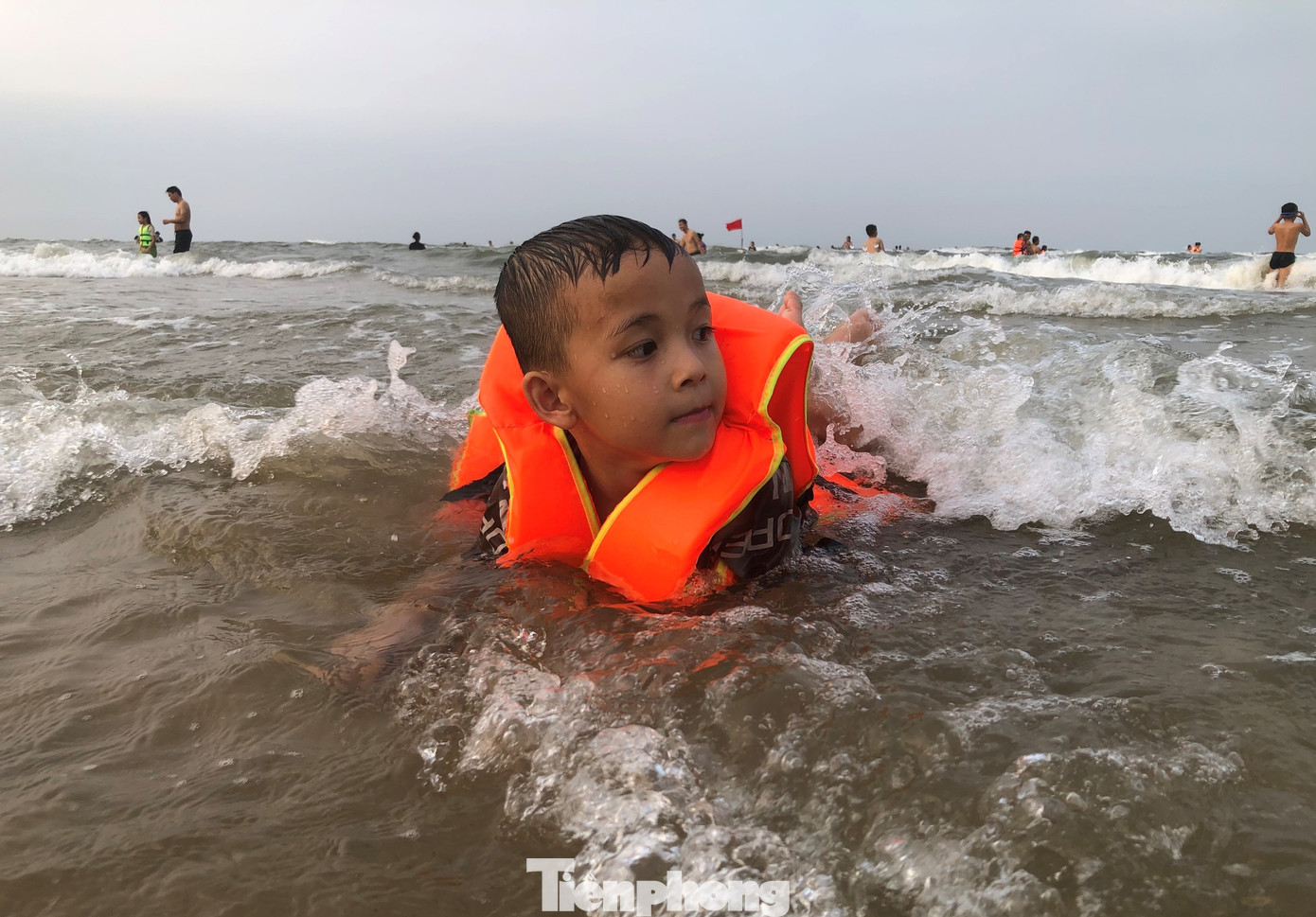 "Hầu như cuối tuần nào trời nắng là tôi lại đưa gia đình về biển Thiên Cầm tắm mát, thưởng thức hải sản tươi ngon", anh Hồ Hoan (35 tuổi, trú TP Hà Tĩnh), chia sẻ.