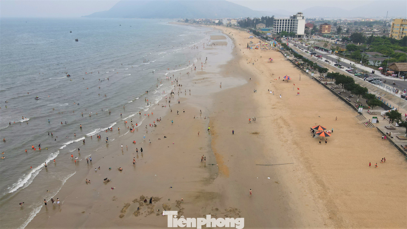 Biển Thiên Cầm thuộc thị trấn Thiên Cầm, huyện Cẩm Xuyên, cách TP Hà Tĩnh khoảng 20 km, gồm quần thể núi, biển, đền, chùa, khu lưu trú.