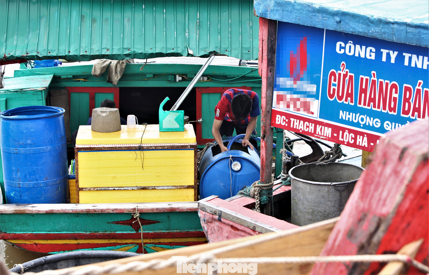 Ngư dân chuẩn bị xăng dầu, ngư lưới cụ, đá xay và thực phẩm chuẩn bị cho chuyến biển dài ngày.