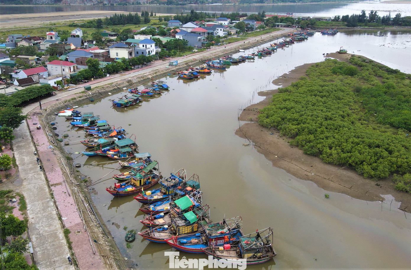 Sau nhiều ngày biển động, mưa lớn do ảnh hưởng áp thấp nhiệt đới, hàng nghìn tàu thuyền vào các khu neo đậu ở Hà Tĩnh tránh trú.