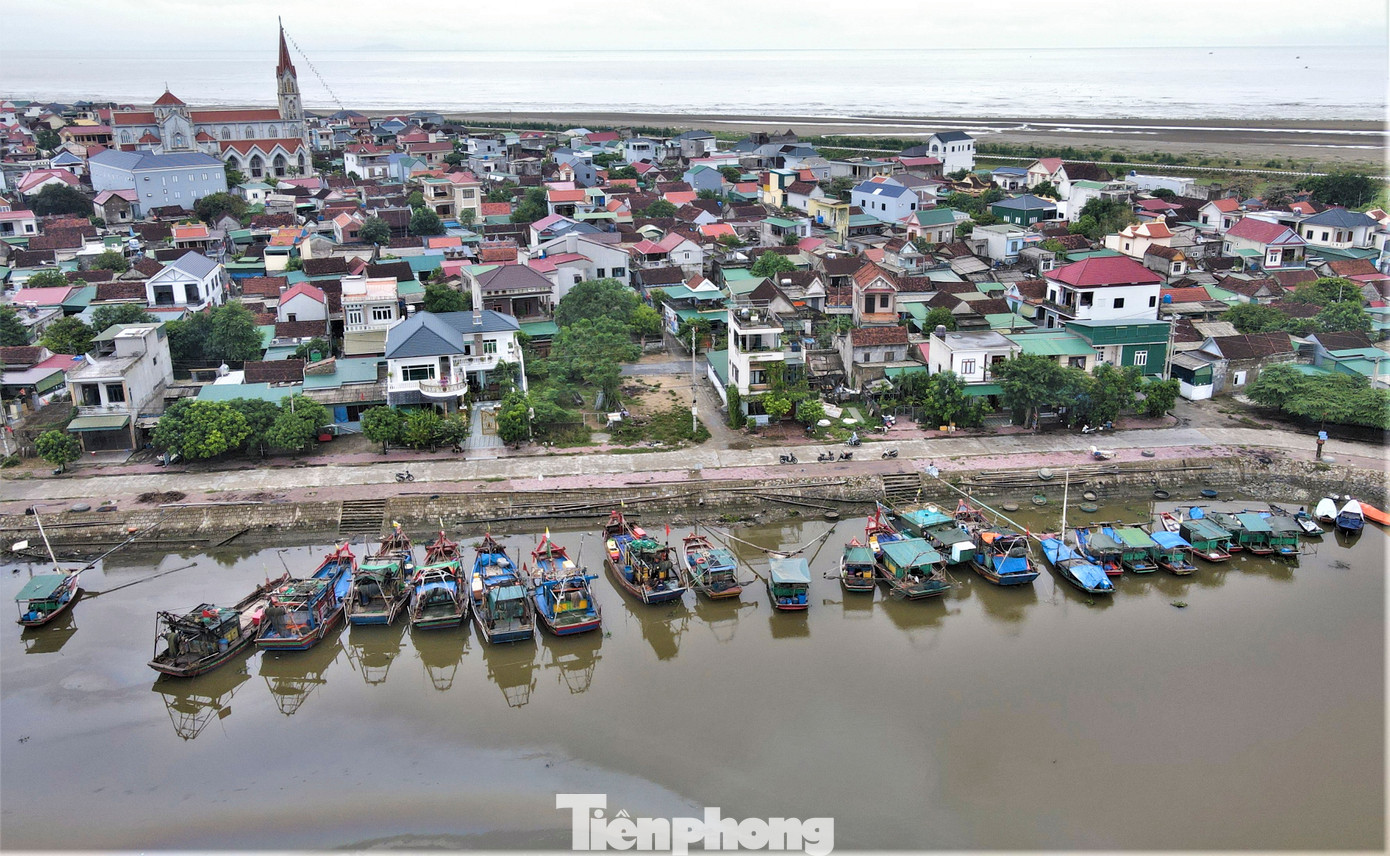 Tại khu neo đậu, tránh trú bão ở cảng cá Cửa Sót (xã Thạch Kim, huyện Lộc Hà) có hơn 300 tàu cá trong và ngoài tỉnh tạm lánh thiên tai. Đến nay, khi thời tiết thuận lợi, ngư dân chuẩn bị dụng cụ, vươn khơi trở lại.