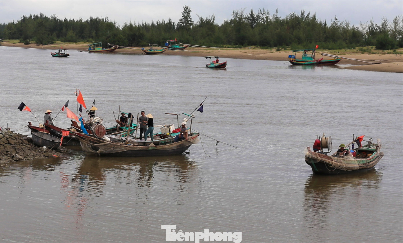 Với đội tàu 120 chiếc, chuyên đánh bắt ở vùng lộng, ngay khi trời hửng nắng ngư dân xã Thịnh Lộc (huyện Lộc Hà) đã gấp rút ra khơi.