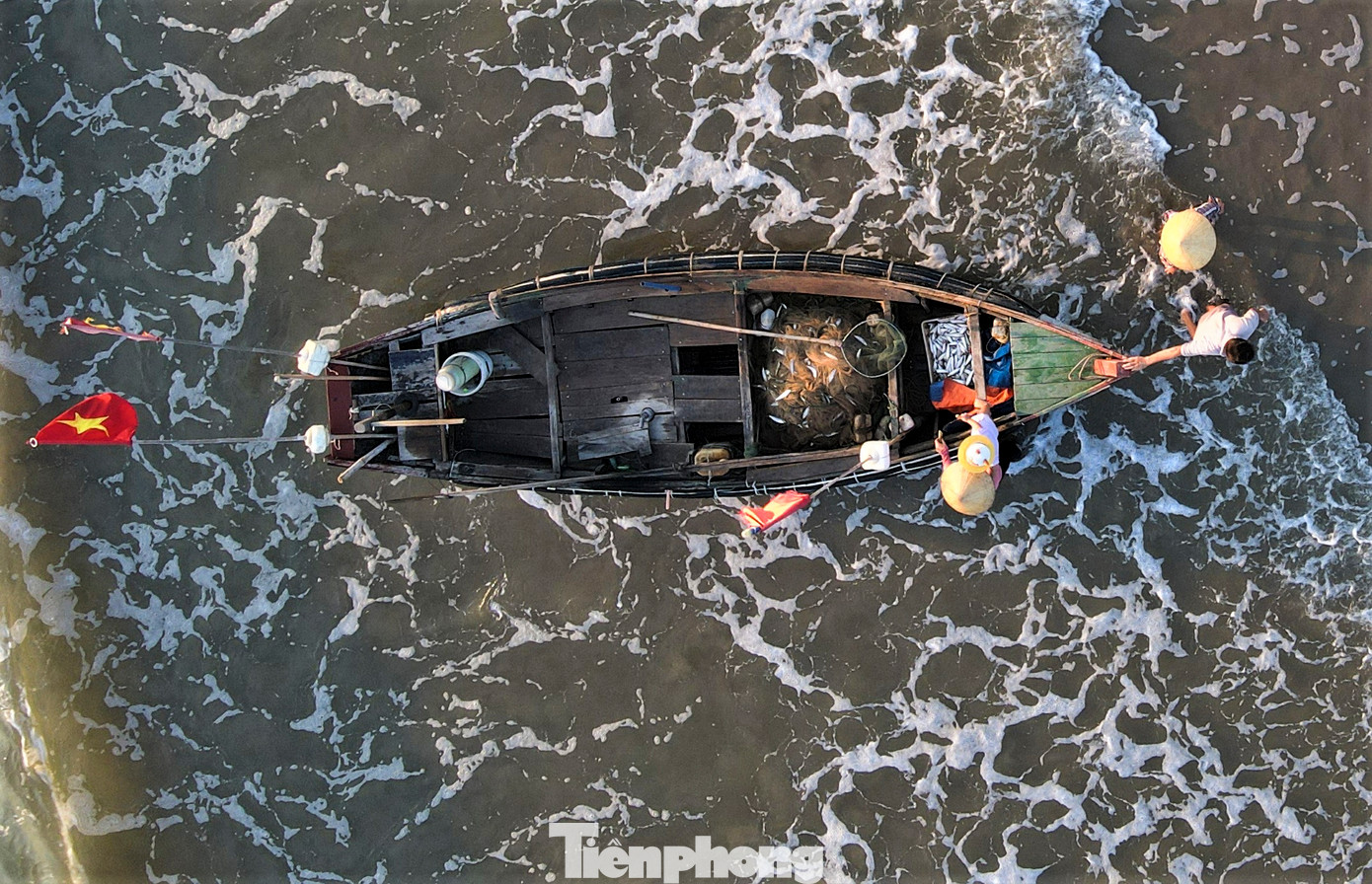 Lãnh đạo UBND xã Thịnh Lộc (huyện Lộc Hà) cho biết xã có đội tàu nhỏ, đánh bắt gần bờ. Những ngày qua, thời tiết nắng ấm, biển bình yên nên ngư dân đều cho tàu vươn khơi. Theo kinh nghiệm, sau các đợt biển động sẽ dễ trúng đậm tôm, cá.