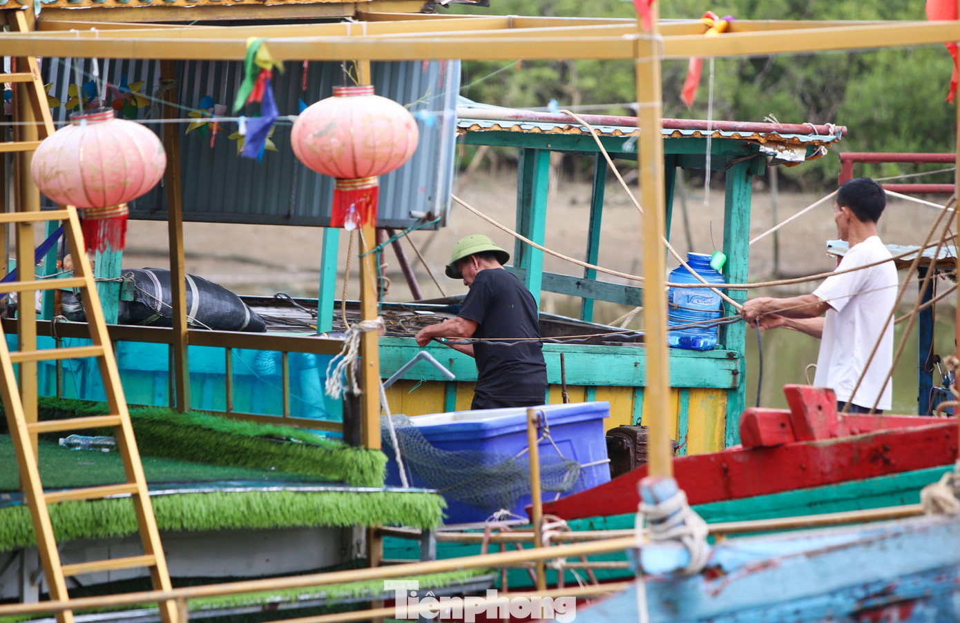 “Do mưa lớn, biển động nên tàu thuyền phải nằm bờ gần 1 tuần, nay nắng ấm nên ai nấy gấp rút ra khơi để thu về sản lượng hải sản dồi dào”, ngư dân Việt (xã Thạch Kim), cho hay. Trong hình, những con thuyền công suất lớn đi biển dài ngày cũng đang gấp rút chuẩn bị hoặc đang hối hả khởi hành.