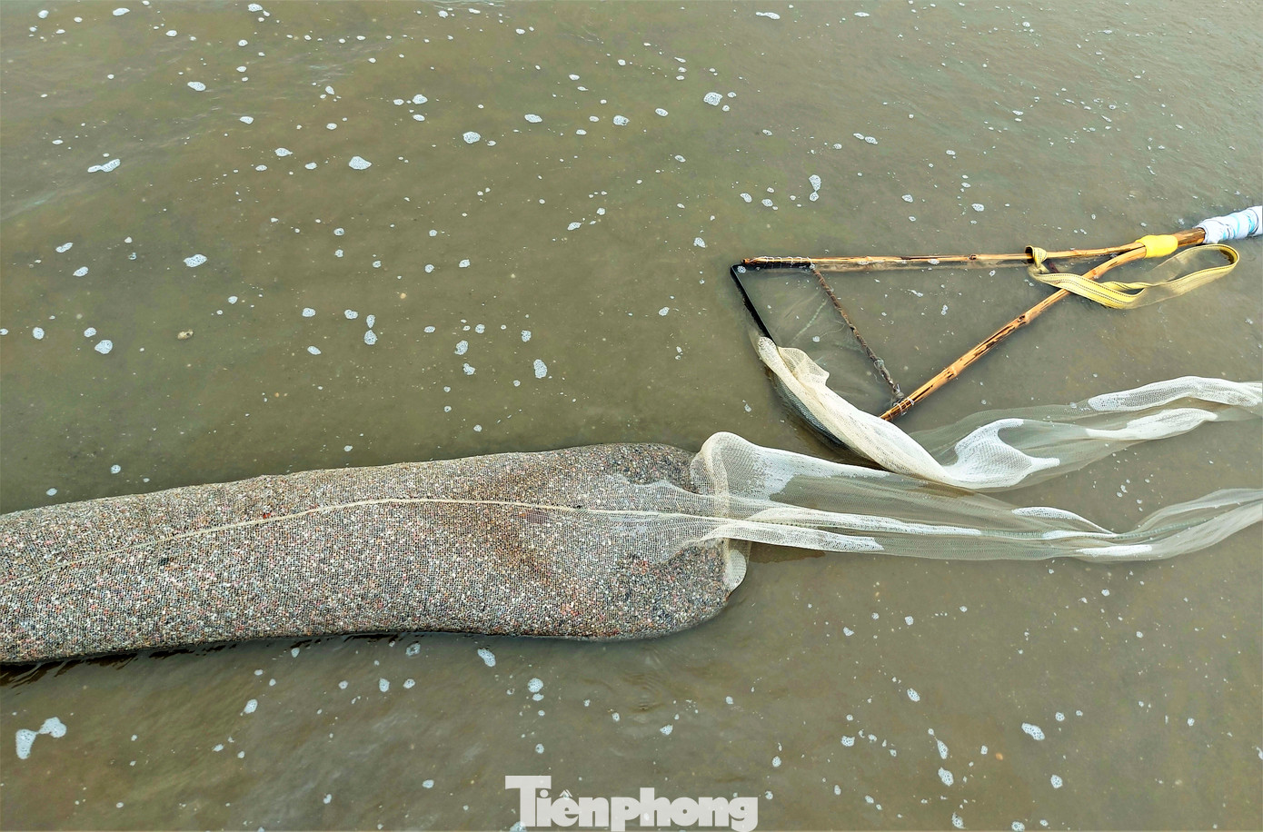 Dụng cụ để bắt ốc ruốc là chiếc vợt có cán sắt hoặc tre, dài khoảng 1,5 m, gắn lưới dài 5-8m .