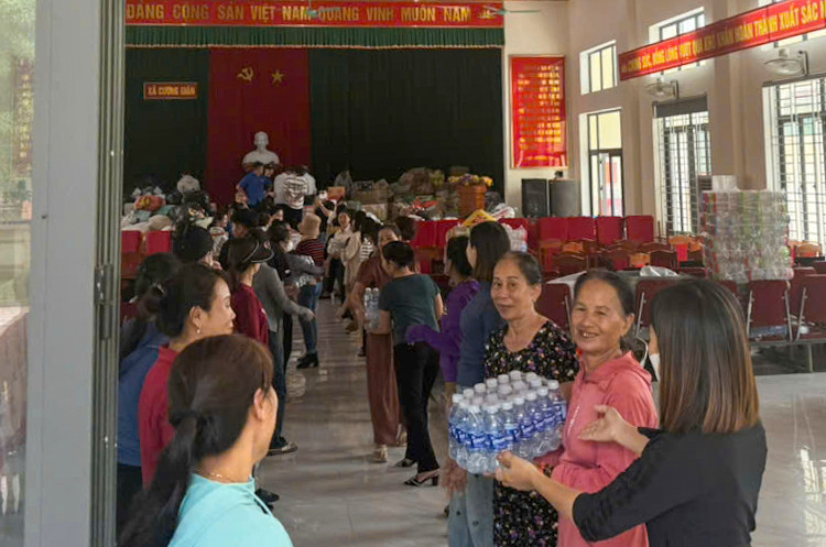 Cá khô rim lạc, nước uống, sữa cùng nhu yếu phẩm cần thiết... với giá trị gần 400 triệu đồng được quyên góp, đưa đến bà con vùng lũ phía Bắc.