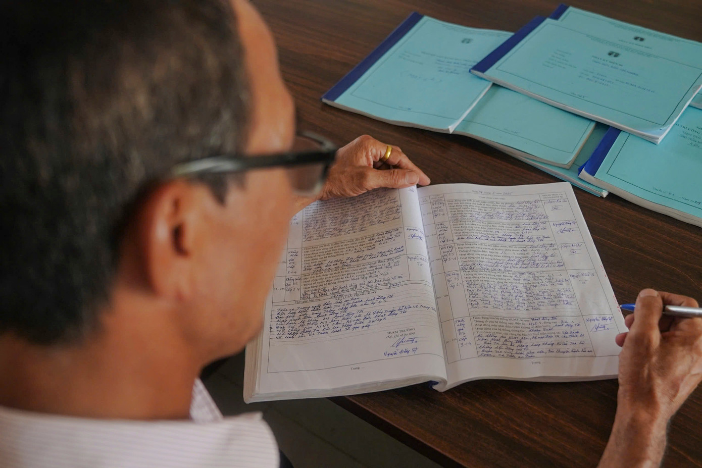 "Các công việc tại trạm dù lớn hay nhỏ, đều được ghi chép cụ thể, tỉ mỉ vào sổ trực và nhật ký vận hành. Đây là cơ sở quan trọng để đánh giá tình trạng hoạt động của hệ thống, đồng thời kịp thời phát hiện những bất thường, phục vụ xử lý nhanh nếu có sự cố xảy ra", ông Sỹ nói.