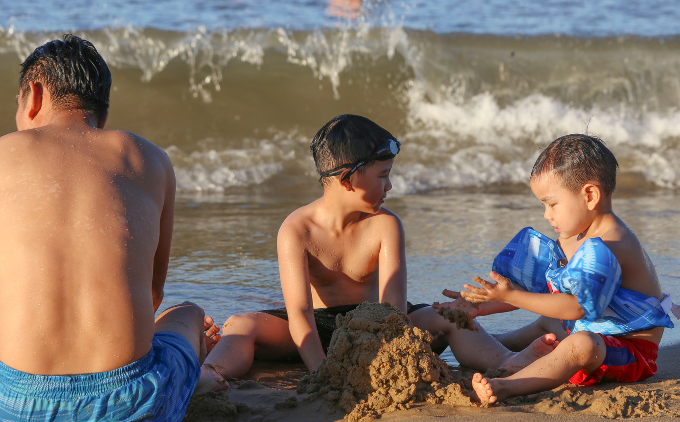 "Các con được nghỉ hè nên gia đình tôi chọn biển Thiên Cầm để nghỉ ngơi, du lịch. Ở đây bãi biển đẹp, nước sạch và hải sản ngon rẻ”, chị Quyên (34 tuổi, trú Hà Nội) chia sẻ. Trong ảnh, các em nhỏ khi tắm biển đều có sự giám sát của người lớn.