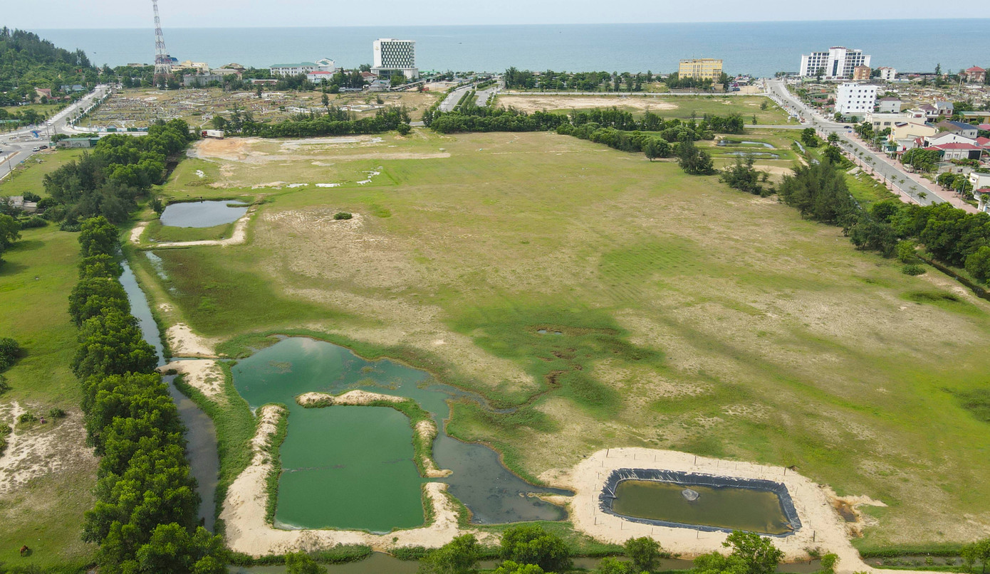 Các hố xử lý nước thải cách bờ biển khoảng 1km. Các hố xử lý nước thải cách bờ biển khoảng 1km.