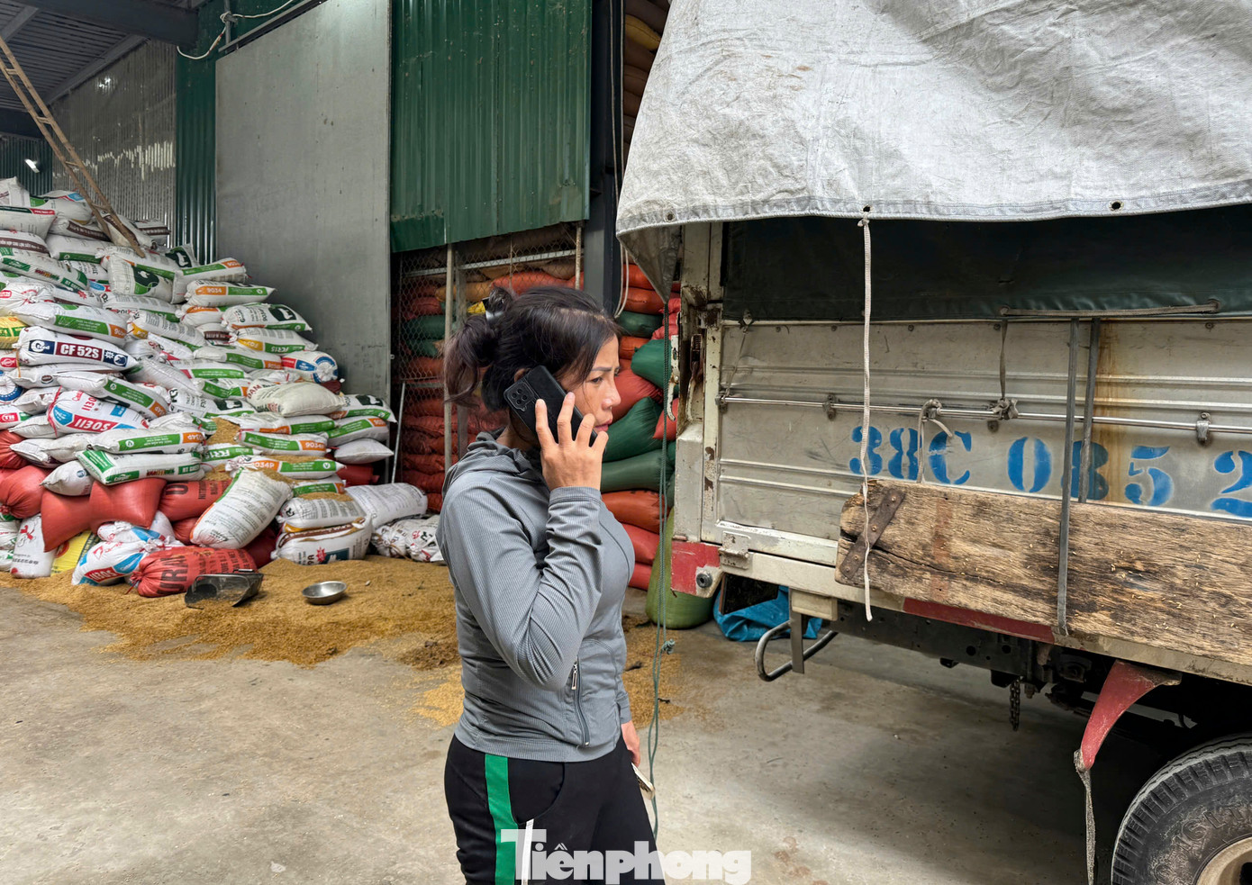 Chị Nguyễn Thị Hạnh, Chủ HTX Hạnh Cường liên tục nhận điện thoại thu mua, hỗ trợ sấy nông sản cho người dân vùng lũ. Chị Nguyễn Thị Hạnh, Chủ HTX Hạnh Cường liên tục nhận điện thoại thu mua, hỗ trợ sấy nông sản cho người dân vùng lũ.