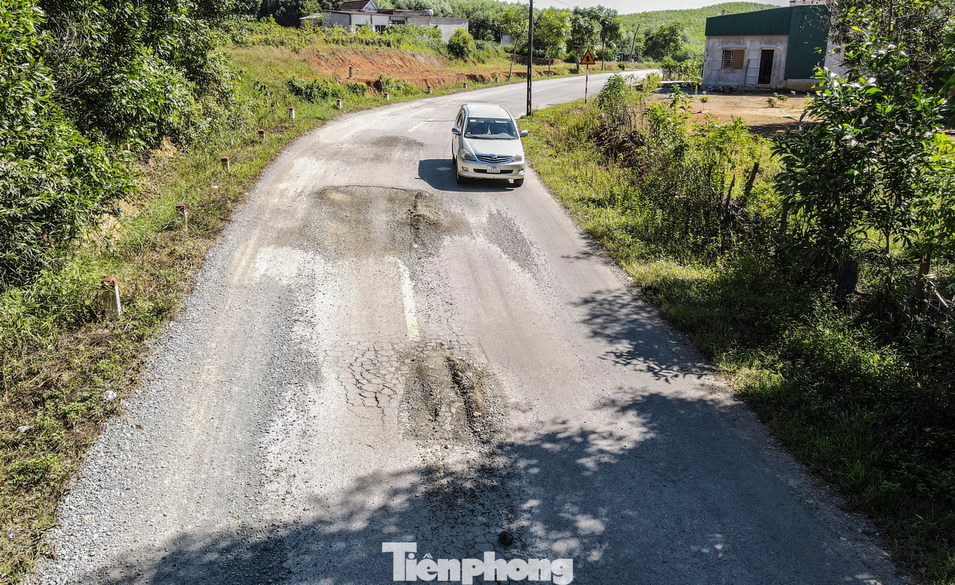 Tuy nhiên, sau khoảng 1 năm, đến nay nhiều vị trí trên đoạn tuyến giai đoạn 2 qua xã Kỳ Trung bị gãy sụp, bong tróc lớp nhựa mặt đường, nguy cơ mất an toàn cho người và phương tiện qua lại.