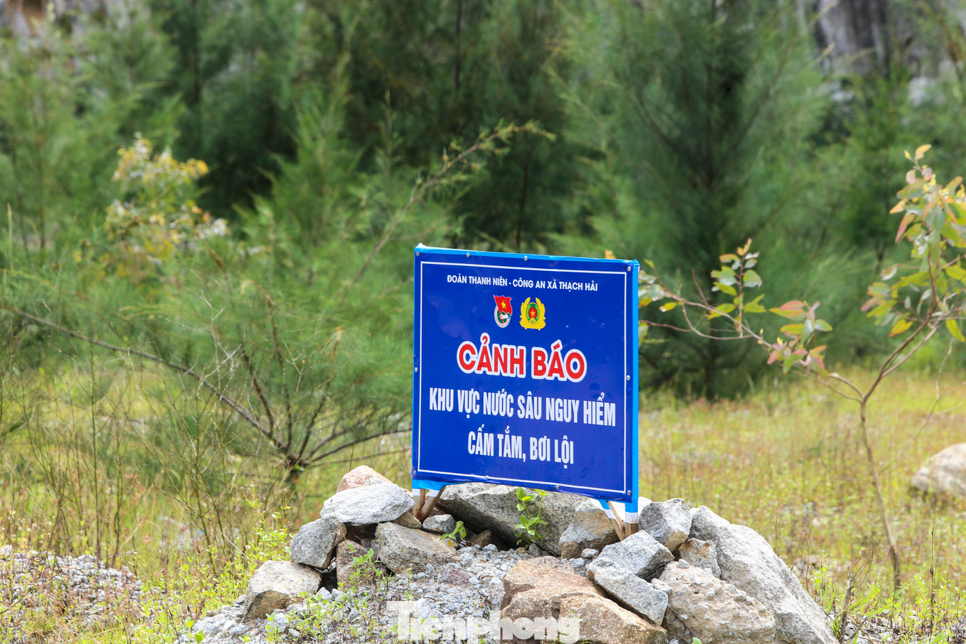 Ngành chức năng địa phương cũng cắm biển cảnh báo hố sâu, đuối nước tại các hố sâu của mỏ khai thác đá.