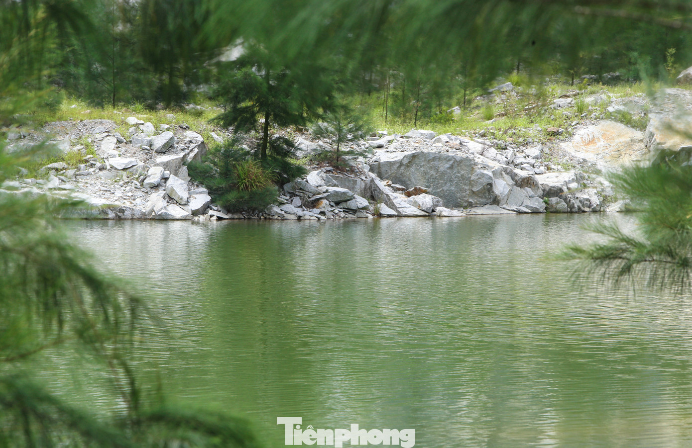 “Các mỏm đá cheo leo, hở hàm ếch nguy cơ đổ sập cùng với các hố nước sâu rộng cả nghìn m2 rất nguy hiểm cho người và gia súc chăn thả”, ông Phan Văn Anh (trú thị xã Hồng Lĩnh) cho hay. Trong ảnh, các mỏ đá chưa khắc phục môi trường sau khi dừng hoạt động.