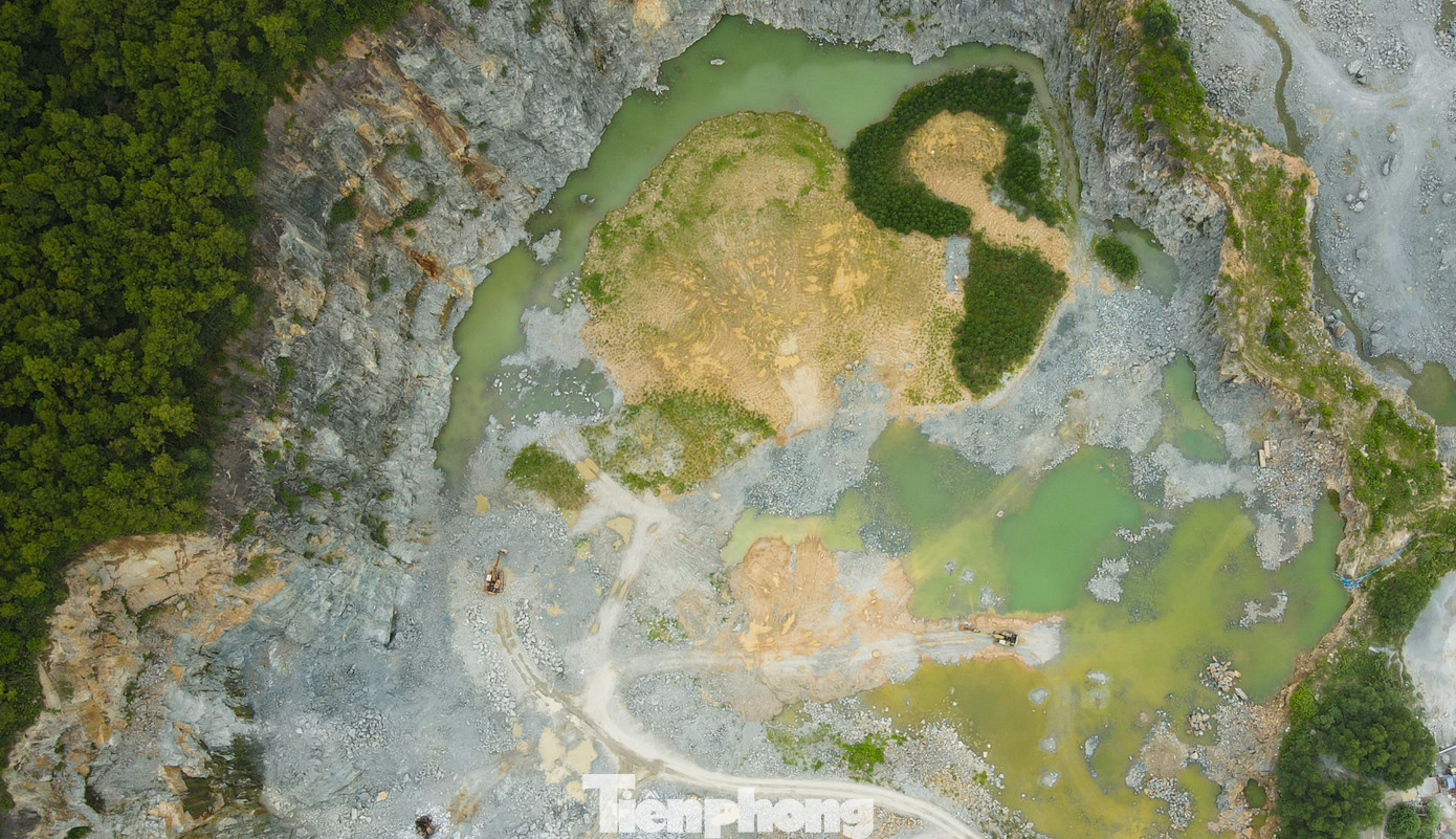 “Các mỏm đá cheo leo, hở hàm ếch nguy cơ đổ sập cùng với các hố nước sâu rộng cả nghìn m2 rất nguy hiểm cho người và gia súc chăn thả”, ông Phan Văn Anh (trú thị xã Hồng Lĩnh) cho hay. Trong ảnh, các mỏ đá chưa khắc phục môi trường sau khi dừng hoạt động.