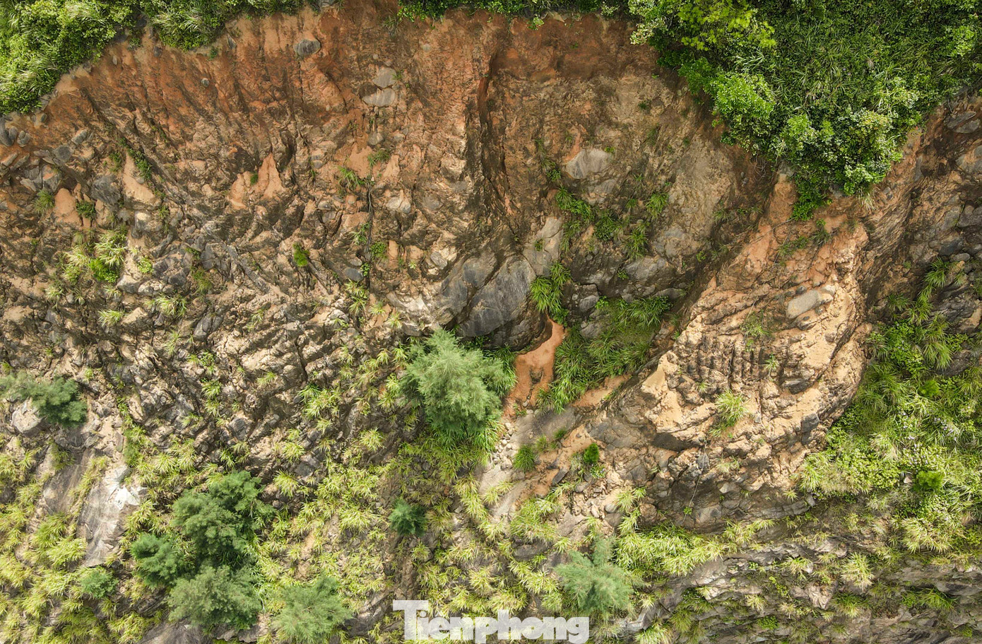 Khu vực mỏ đá còn tiềm ẩn nguy cơ sạt lở cao, xói lở vào mùa mưa.