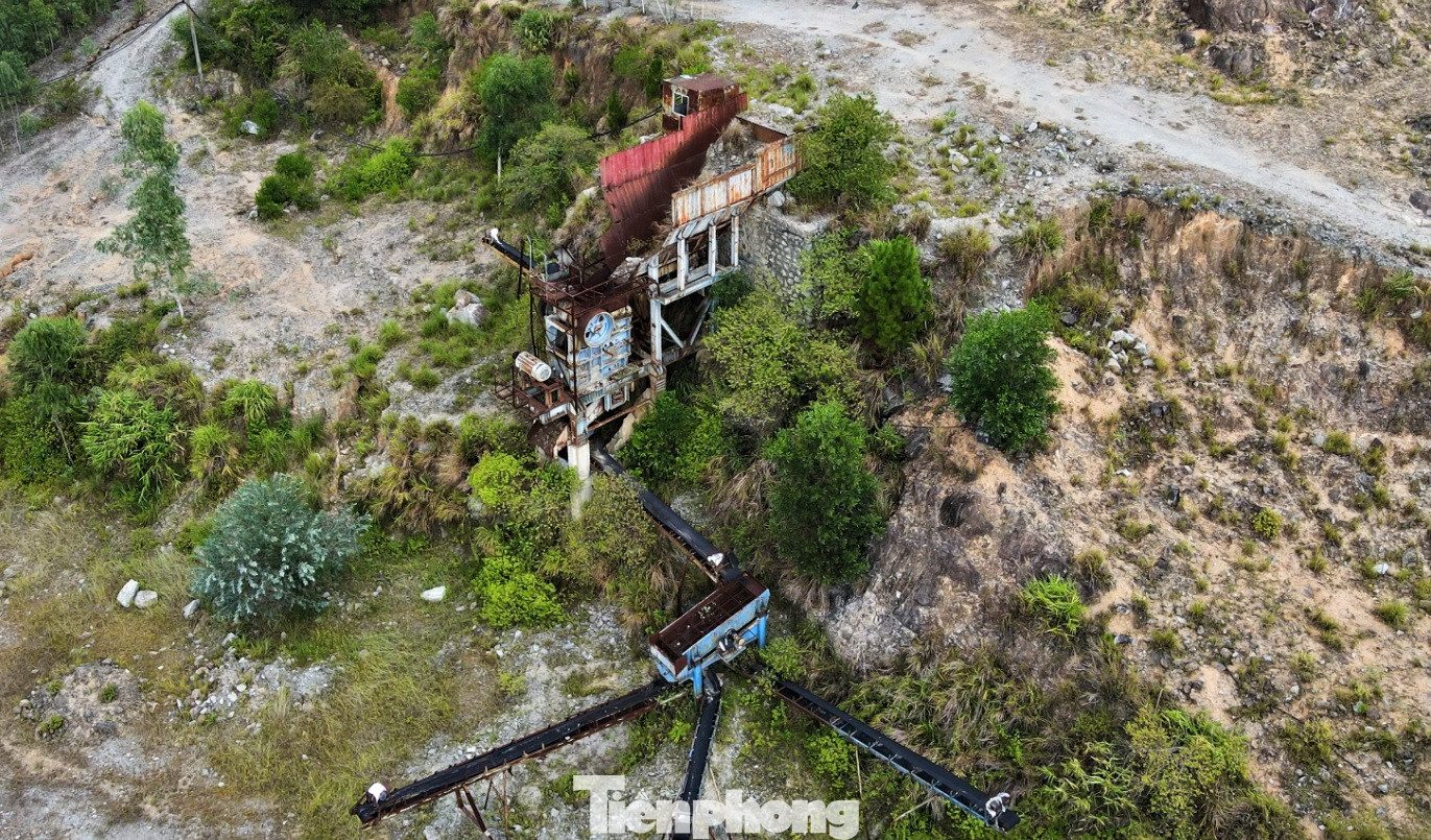 Trong khi đó, tại phường Đậu Liêu (thị xã Hồng Lĩnh) có đến 13 mỏ khai thác đá song đã đóng cửa, ngừng khai thác. Một số mỏ còn sản phẩm sẽ thực hiện bán và tháo dỡ máy móc, hoàn phục môi trường song việc này chưa được triển khai hoặc diễn ra chậm.