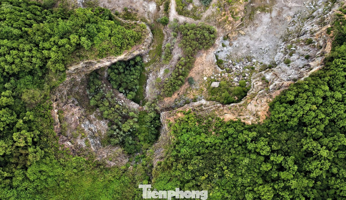 “Các mỏm đá cheo leo, hở hàm ếch nguy cơ đổ sập cùng với các hố nước sâu rộng cả nghìn m2 rất nguy hiểm cho người và gia súc chăn thả”, ông Phan Văn Anh (trú thị xã Hồng Lĩnh) cho hay. Trong ảnh, các mỏ đá chưa khắc phục môi trường sau khi dừng hoạt động.