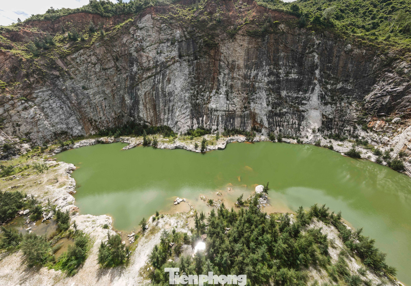 Hiện trường mỏ đá nham nhở bởi những khối đá lớn nằm chỏng chơ, hồ nước do doanh nghiệp bỏ lại trở thành mối nguy cho người dân canh tác gần đó. Chính quyền địa phương cho biết đã nhiều lần yêu cầu doanh nghiệp làm hàng rào xung quanh, dọn dẹp những phiến đá nằm cheo leo trên rìa núi, xử lý hồ nước,…tuy nhiên việc này chưa được thực hiện.