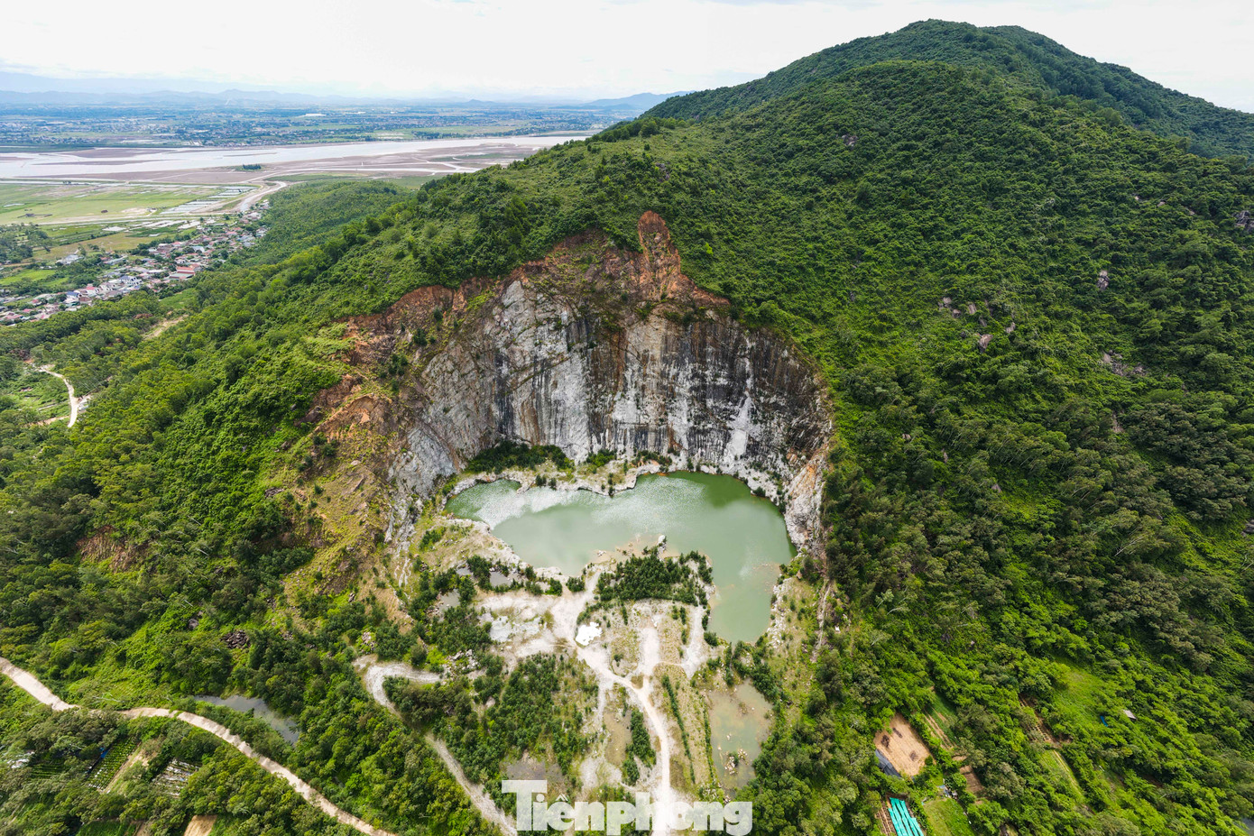 Nhiều năm nay, người dân sống gần các mỏ đá ở thị xã Hồng Lĩnh, huyện Can Lộc, Thạch Hà, Kỳ Anh... (Hà Tĩnh) phải sống trong nỗi thấp thỏm, lo sợ bởi những mỏm đá cao chót vót và hồ nước sâu hàng chục mét do doanh nghiệp bỏ lại sau khi khai thác xong.