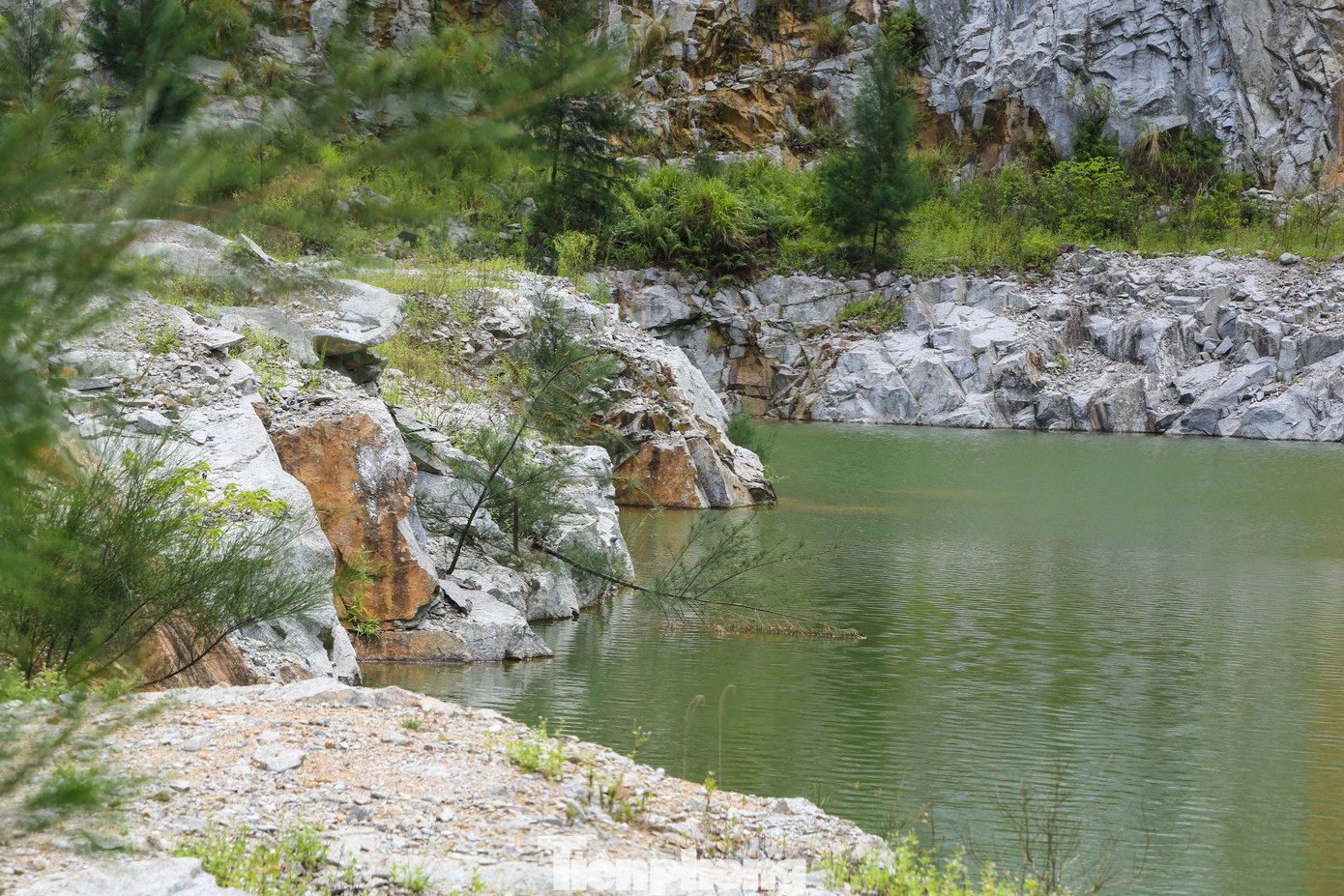 Những hố nước sâu, bờ vực cao, chênh vênh gây nguy cơ mất an toàn.