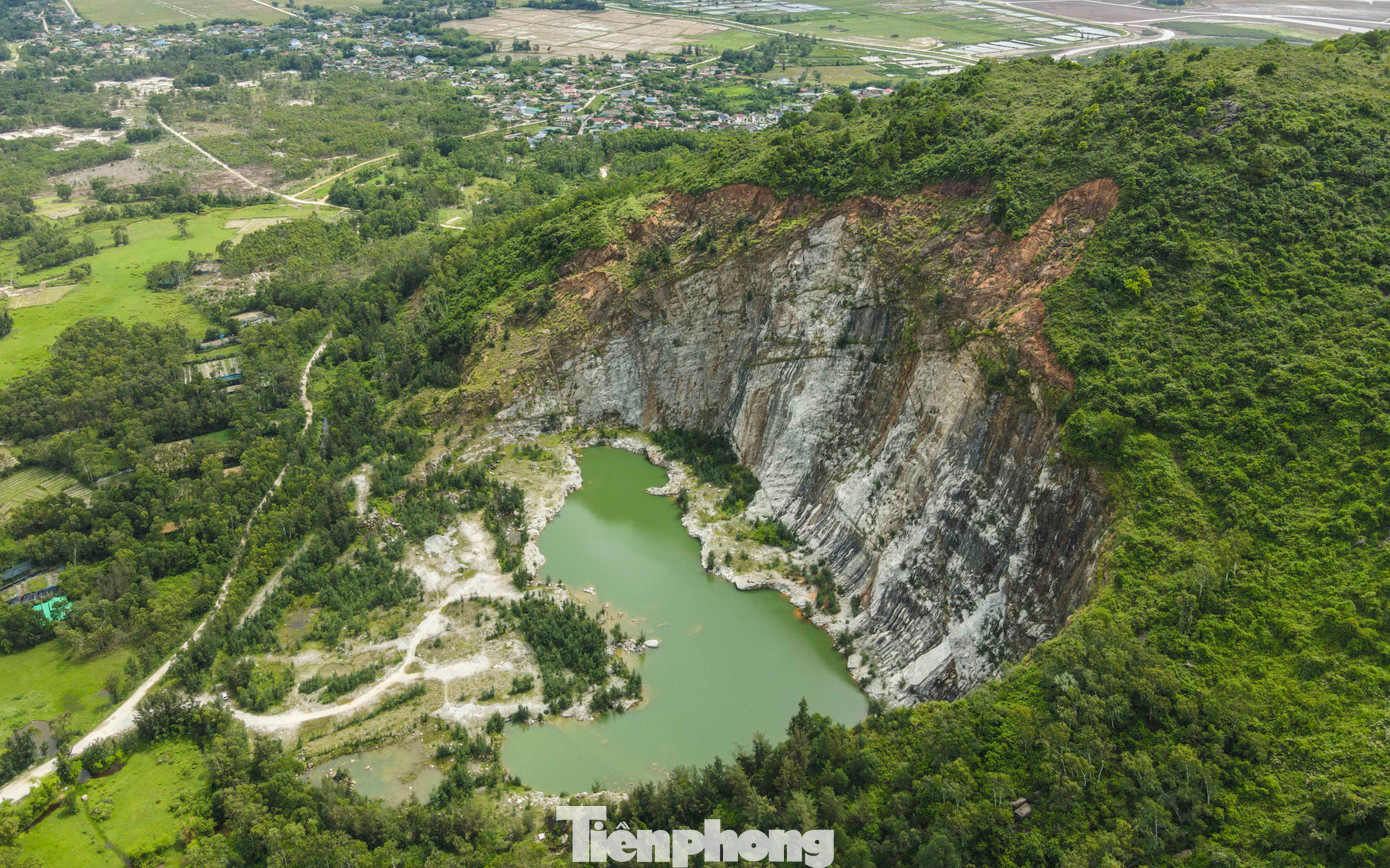 Tại mỏ đá ở xã Thạch Hải (huyện Thạch Hà) do Công ty khai thác và chế biến đá Thạch Hải khai thác vào năm 2006, đến năm 2021 thì dừng hoạt động, bỏ hoang suốt nhiều năm nay.