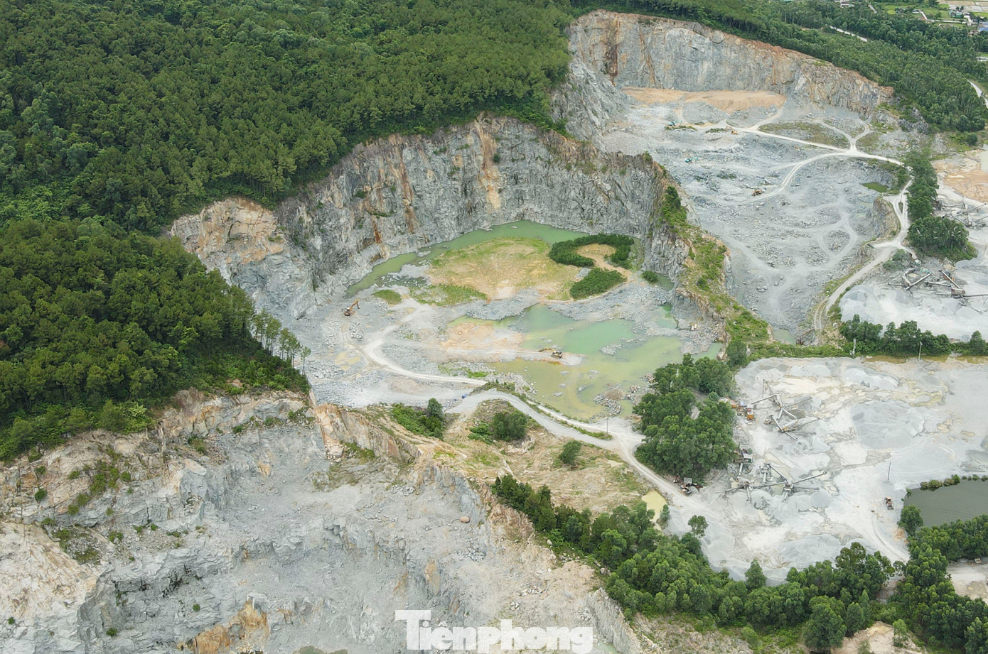 Người dân địa phương cho biết, các mỏ đá khi khai thác thường tạo các vách dựng đứng, hố sâu cả chục mét song khi dừng khai thác họ chưa khắc phục môi trường, hoàn thổ mỏ, thu dọn máy móc, gây nguy hiểm cho người dân.