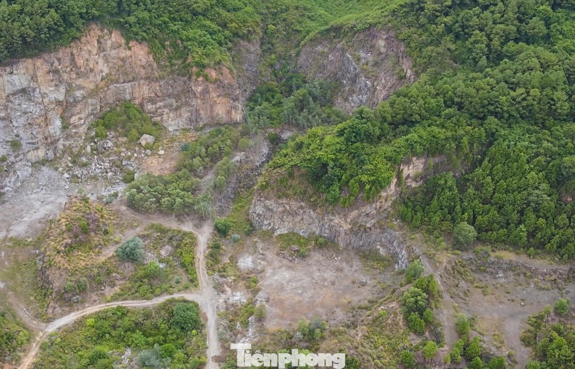 Trong khi đó, tại phường Đậu Liêu (thị xã Hồng Lĩnh) có đến 13 mỏ khai thác đá song đã đóng cửa, ngừng khai thác. Một số mỏ còn sản phẩm sẽ thực hiện bán và tháo dỡ máy móc, hoàn phục môi trường song việc này chưa được triển khai hoặc diễn ra chậm.