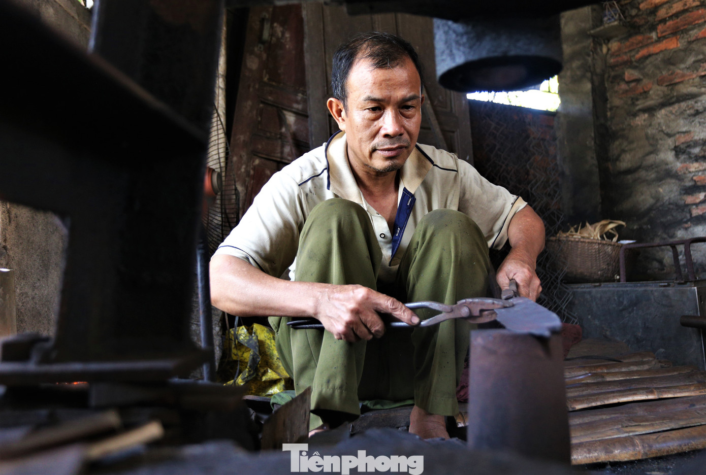 Cận Tết cổ truyền, những người thợ rèn nơi đây phải làm việc xuyên đêm để đáp ứng nhu cầu cho khách hàng.