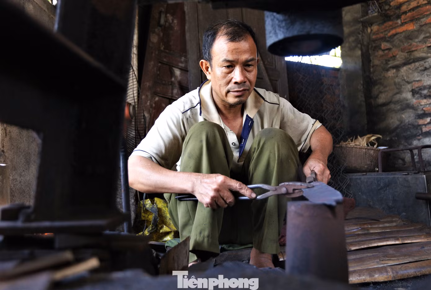 Cận Tết cổ truyền, những người thợ rèn nơi đây phải làm việc xuyên đêm để đáp ứng nhu cầu cho khách hàng.