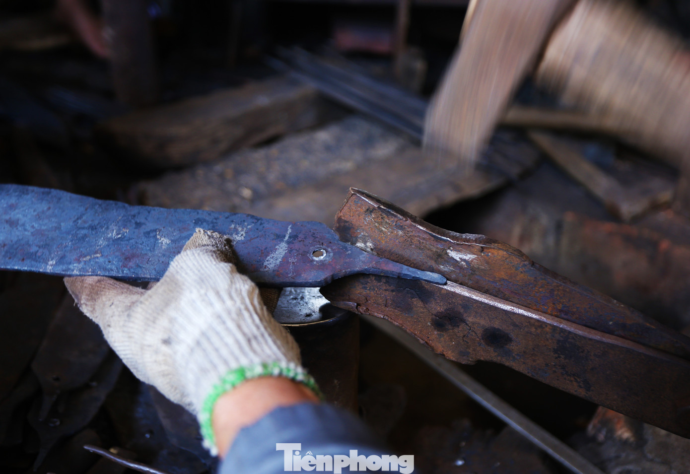 Ông Nguyễn Ngọc Thắng (55 tuổi, phường Trung Lương) cho biết: “Tết là khoảng thời gian bận rộn nhất, số lượng người đặt rèn các loại dao để sử dụng tăng lên. Vì vậy, hàng ngày những người làm nghề ở đây đều phải bắt đầu công việc từ lúc sáng sớm tinh mơ, kết thúc khi trời tối muộn, thậm chí phải làm cả đêm. Mỗi ngày vợ chồng tôi làm 20-30 chiếc dao, với giá bán 80-90.000 đồng/chiếc cũng có thêm phần thu nhập”.